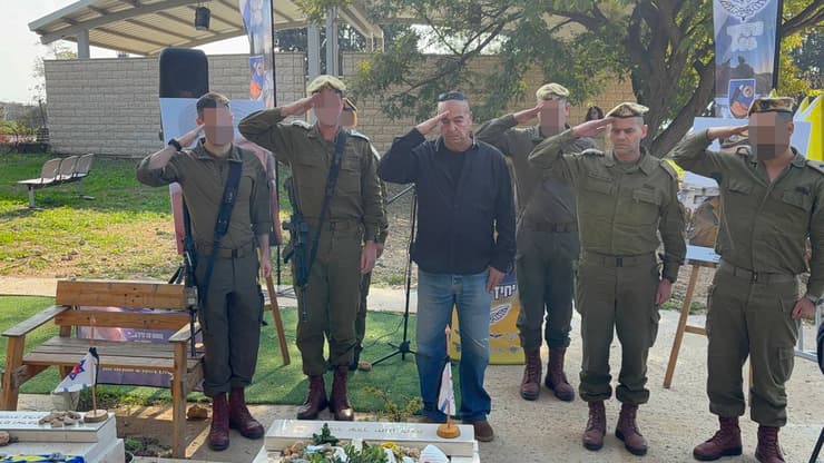 דורון אילת האבא של סרן שיר אילת עלה הבוקר לקברה של ביתו בחלקה הצבאית בבית העלמין האזורי של מועצה גזר לסיים את טקס הקבורה של ביתו סרן שיר אילת