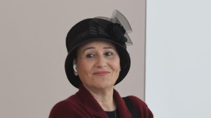 יפה דרעי בבית חולים בילינסון מביאה עוגה לתצפתניות שחזרו מהשבי