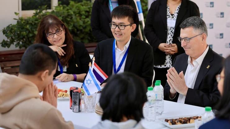 שר החוץ גדעון סער ביקר את החטופים המשוחררים מתאילנד