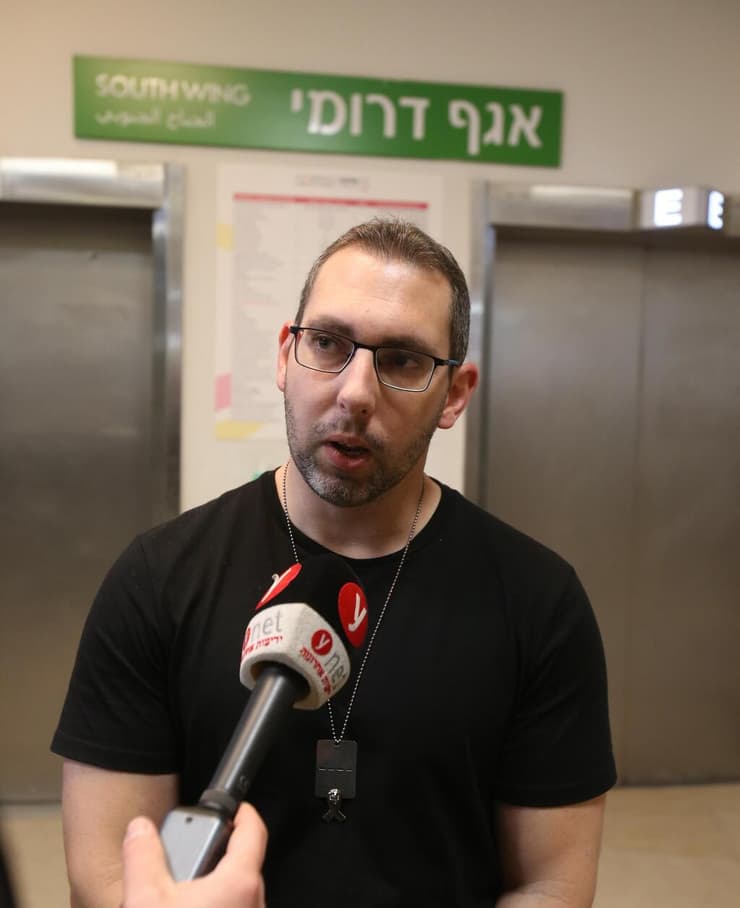 בן הדוד איל קלדרון בשיבא (צילום: נמרוד גליקמן) איל קלדרון, בן דוד של עופר קלדרון, בבית החולים שיבא-תל השומר