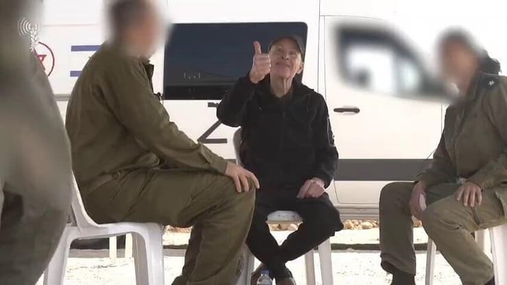 קית' סיגל עם כוחות צה״ל (צילום: דובר צה"ל) קית' סיגל במעבר לכוחות צה"ל