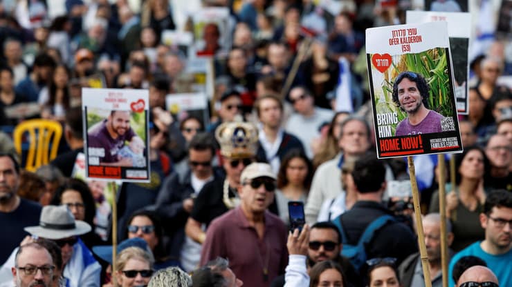ההתרגשות הגדולה בכיכר החטופים (צילום: REUTERS/Amir Cohen) כיכר החטופים