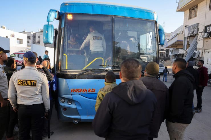 פינוי פצועים מ בית החולים שיפא ב עזה לעבר מעבר רפיח שייפתח כחלק מ עסקה עסקת החטופים