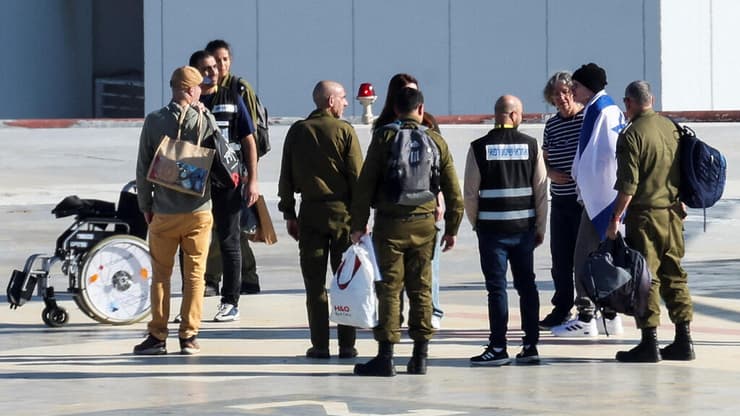 סיגל במנחת המסוקים עטוף בדגל ישראל (צילום: REUTERS/Ronen Zvulun) קית' סיגל מגיע לבית החולים איכילוב