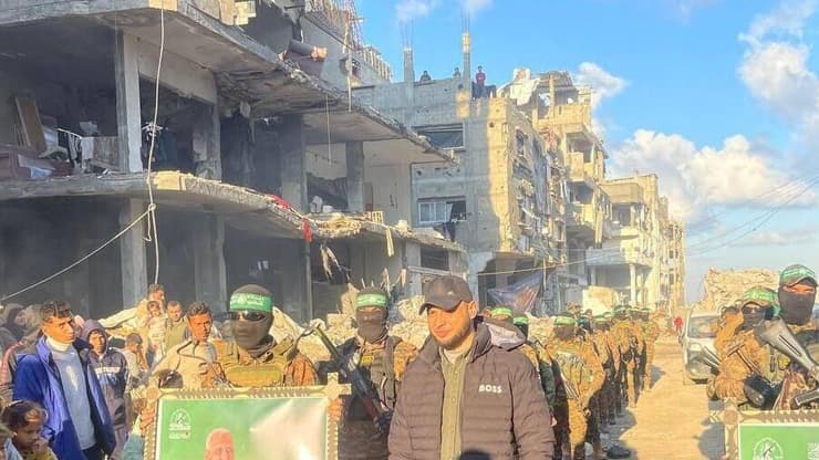 מפקד גדוד שאטי היית'ם אל-חוואג'רי בשחרורו של קית' סיגל, בשבוע שעבר היית'ם אל-חואג'רי