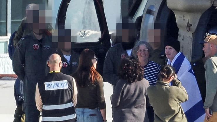 קית' סיגל מגיע עטוף בדגל ישראל (צילום: REUTERS/Ronen Zvulun) קית' סיגל מגיע לבית החולים איכילוב