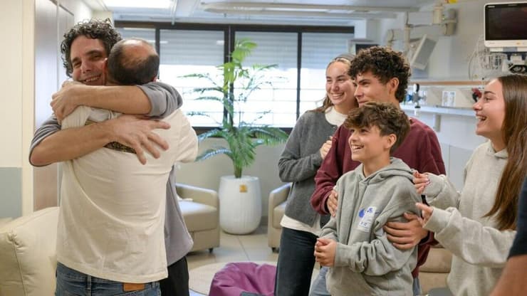 עופר קלדרון עם אחיו וילדיו בבית החולים שיבא