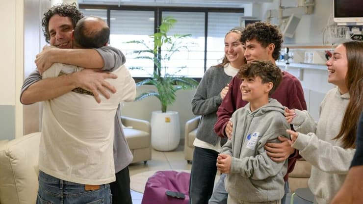 עופר קלדרון עם אחיו וילדיו בבית החולים שיבא