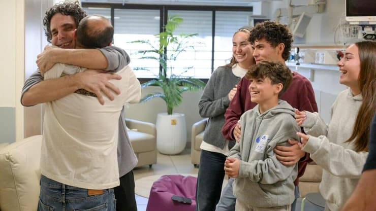 עופר קלדרון עם אחיו וילדיו בבית החולים שיבא