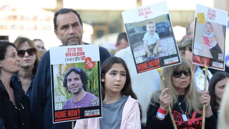 ממתינים לשחרור. כיכר החטופים, תל אביב (צילום: קובי קואנקס) כיכר החטופים בתל אביב ממתינים לשחרור החטופים