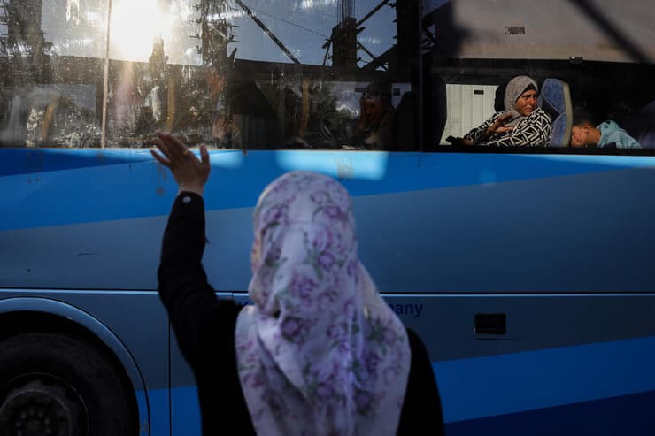 פינוי פצועים מ בית החולים שיפא ב עזה לעבר מעבר רפיח שייפתח כחלק מ עסקה עסקת החטופים