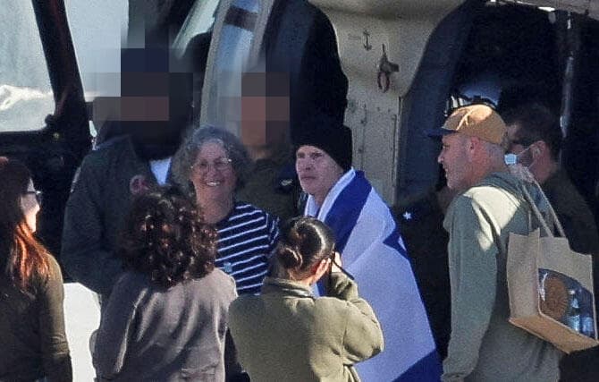 קית' מגיע לבית החולים איכילוב. "הזיכרון הלאומי שלנו לא יכול להיבנות רק מכותרות, מטקסים ומאנדרטאות" (צילום: REUTERS/Ronen Zvulun) קית' סיגל מגיע לבית החולים איכילוב