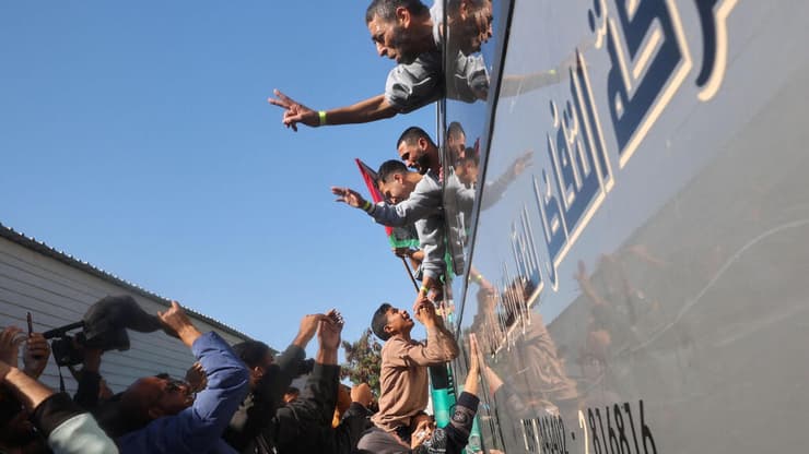 אסירים פלסטינים מגיעים באוטובוסים לבית החולים האירופי בחאן יונס לבדיקות לאחר שחרורם בעסקה