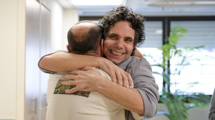 עופר קלדרון עם אחיו ניסן בבית החולים שיבא