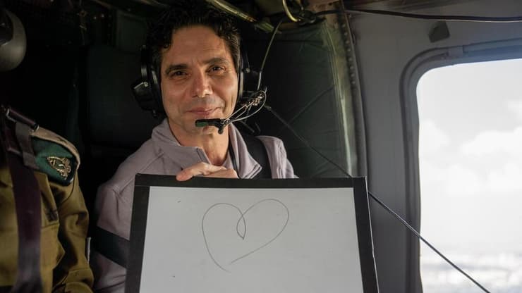 צייר לב על הלוח, במסוק (צילום: דובר צה"ל) עופר קלדרון