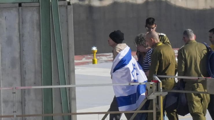 קית' סיגל מגיע לבית החולים איכילוב (צילום: REUTERS/Ronen Zvulun) קית' סיגל מגיע לבית החולים איכילוב