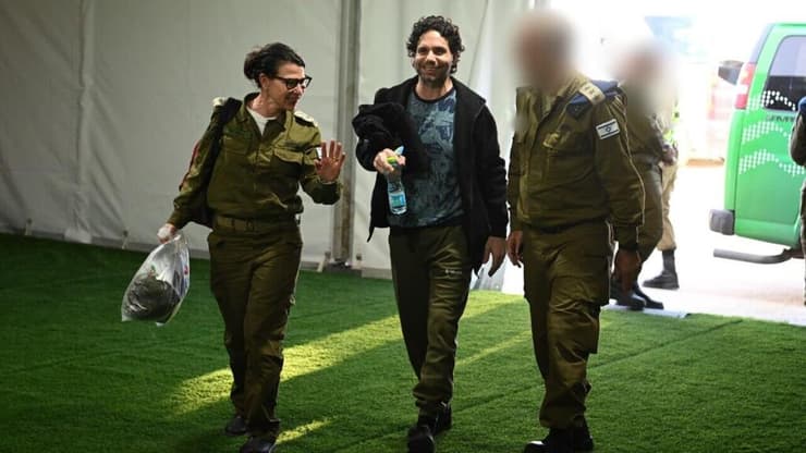 עופר קלדרון בנקודת הקליטה הראשונית (צילום: דובר צה"ל) עופר קלדרון