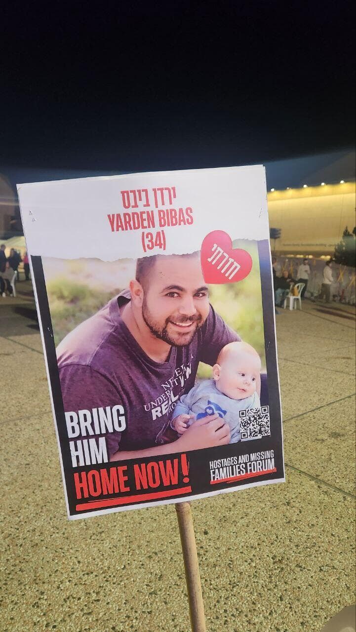 ציון חזרתם של ירדן ביבס, קית' סיגל ועופר קלדרון בכיכר החטופים