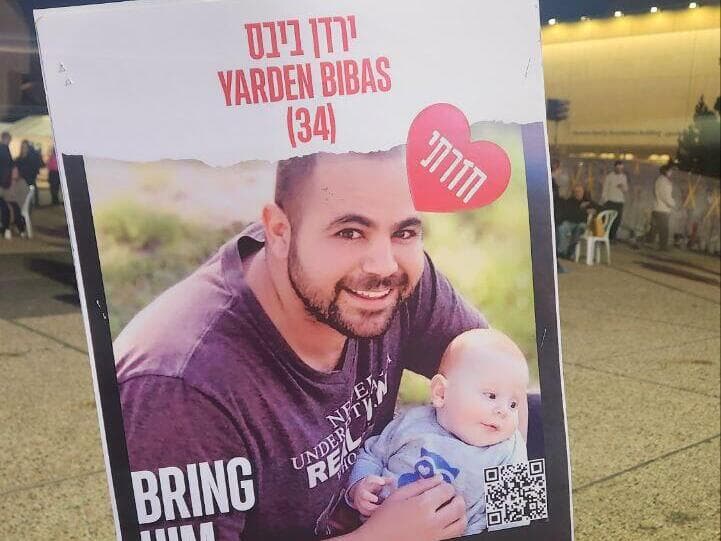 ציון חזרתם של ירדן ביבס, קית' סיגל ועופר קלדרון בכיכר החטופים