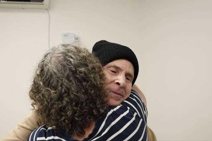 תמונת האיחוד הראשונה של קית' ואביבה סיגל (צילום: דובר צה"ל ) קית' סיגל נפגש עם אשתו אביבה, בנקודת הקליטה הראשונית בישראל