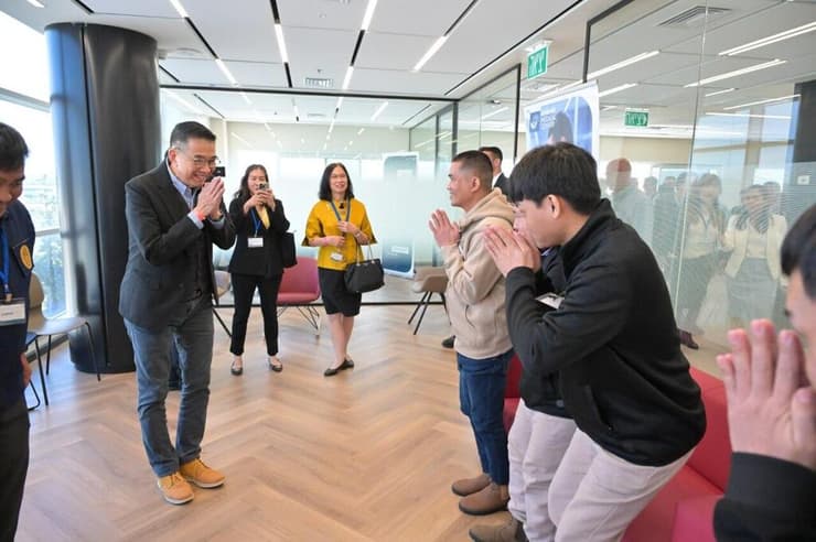 שר החוץ התאילנדי, מאריס סנגיאמפונגסה, במפגש עם החטופים התאילנדים ששוחררו מהשבי