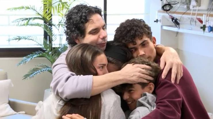 עופר קלדרון עם ילדיו בבית החולים שיבא