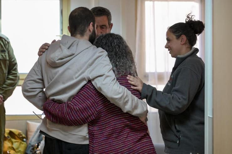 ירדן ביבס פוגש את משפחתו בשיבא