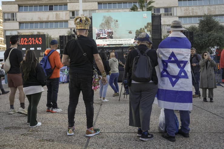 כיכר החטופים, לפני שחרורו של קית' סגל (צילום: AP Photo/Oded Balilty) כיכר החטופים