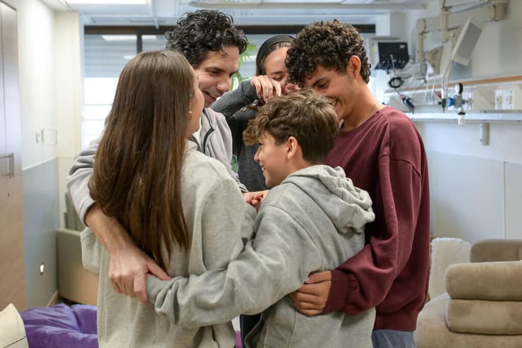 עופר קלדרון באיחוד המרגש עם ארבעת ילדיו, אתמול (צילום: מעיין טואף / לע"מ)  עופר קלדרון עם ילדיו בבית החולים שיבא