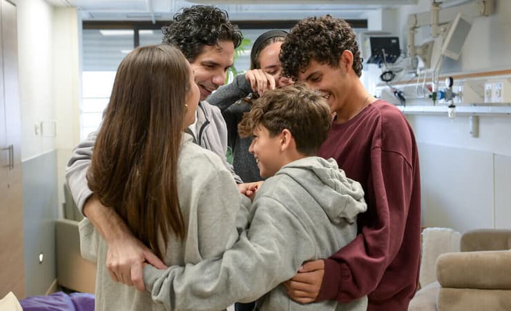 עופר קלדרון עם ילדיו בבית החולים שיבא