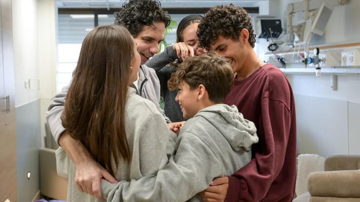 עופר קלדרון עם ילדיו. "שזה יישאר, אמן" (צילום: מעיין טואף / לע"מ) עופר קלדרון עם ילדיו בבית החולים שיבא