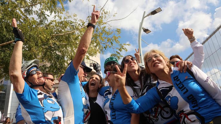 חבריו של עופר סמוך לבית החולים (צילום: GIL COHEN-MAGEN / AFP) רמת גן