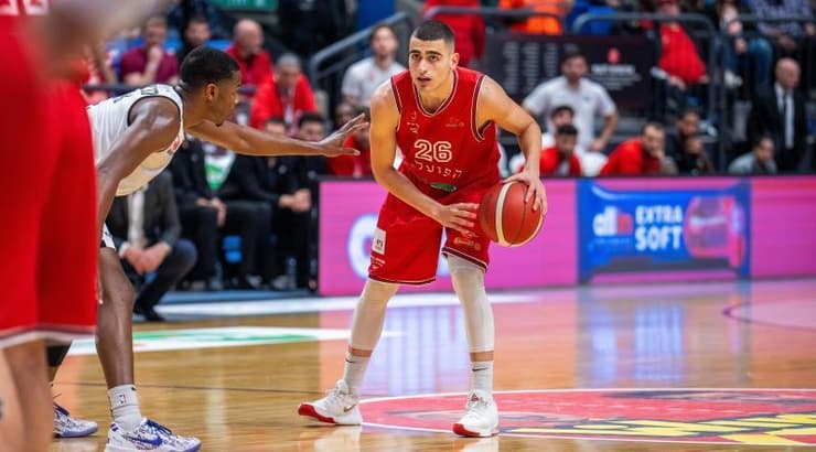 ים מדר עם הכדור