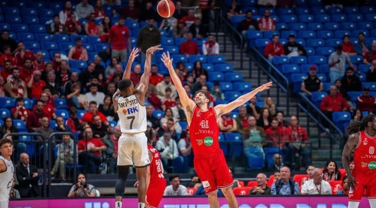 אייברסון מולינאר זורק