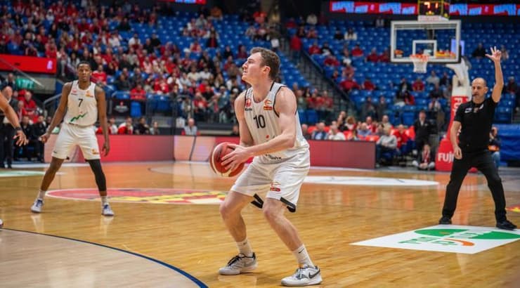 ספנסר וייס זורק