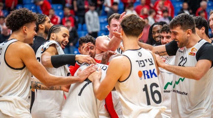 שחקני הפועל ב"ש/דימונה חוגגים את הניצחון