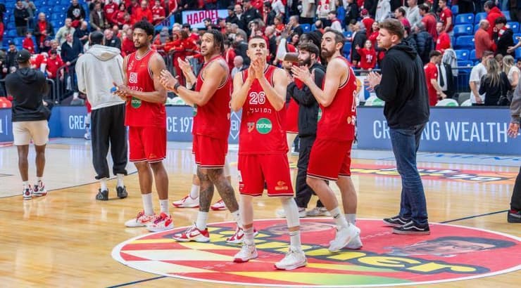 שחקני הפועל תל אביב המאוכזבים מודים לקהל