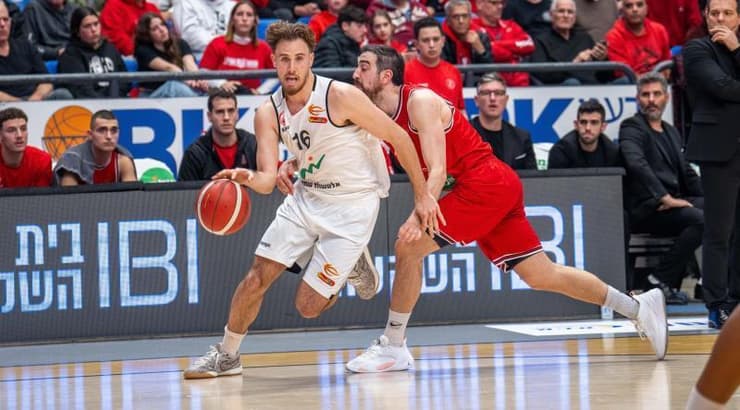 רון ציפר עם הכדור, להט היום