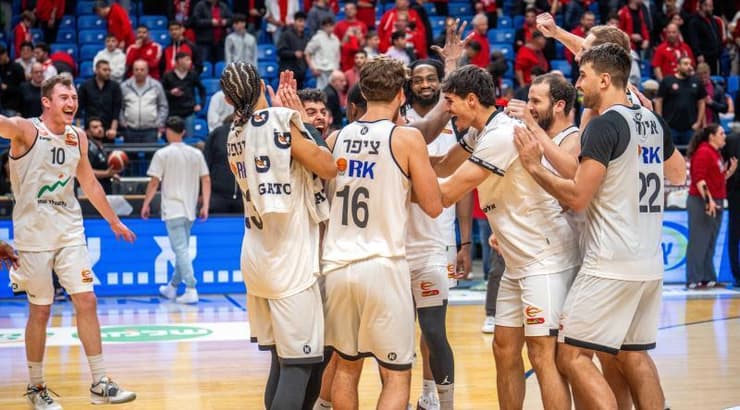 שחקני הפועל ב"ש/דימונה בטירוף בסיום