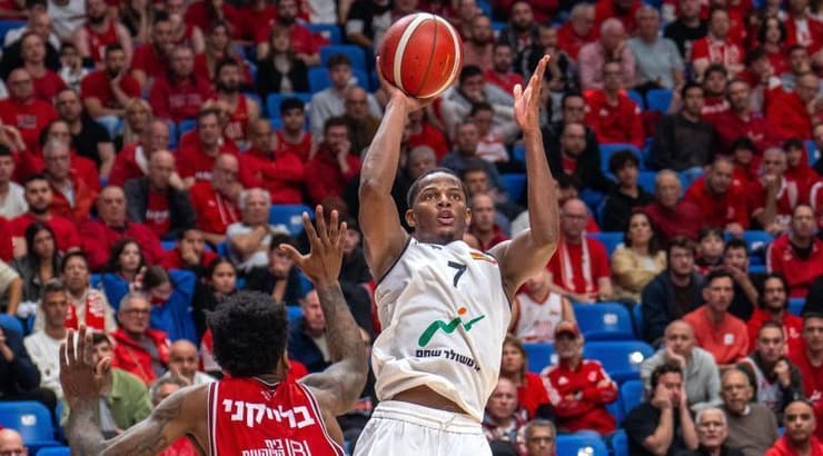 אייברסון מולינאר זורק