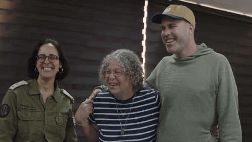 אביבה סיגל צופה בשחרורו של בעלה מהשבי (צילום: דובר צה"ל) משפחתו של קית' סיגל צופים בשחרורו