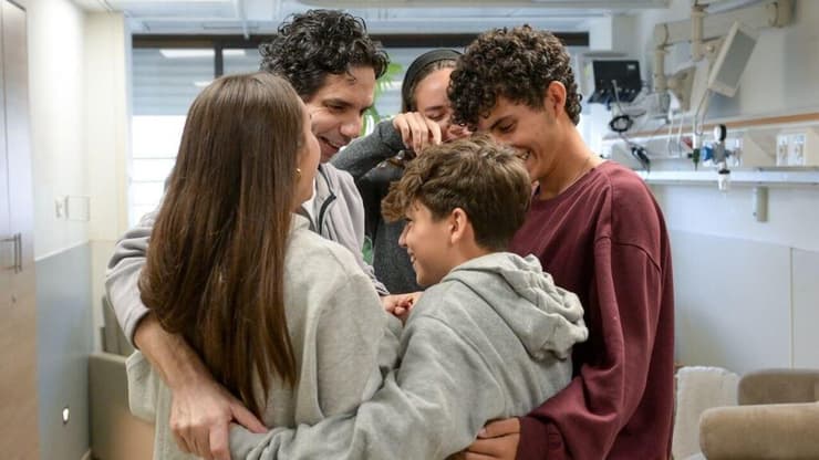עופר קלדרון עם ילדיו בבית החולים שיבא