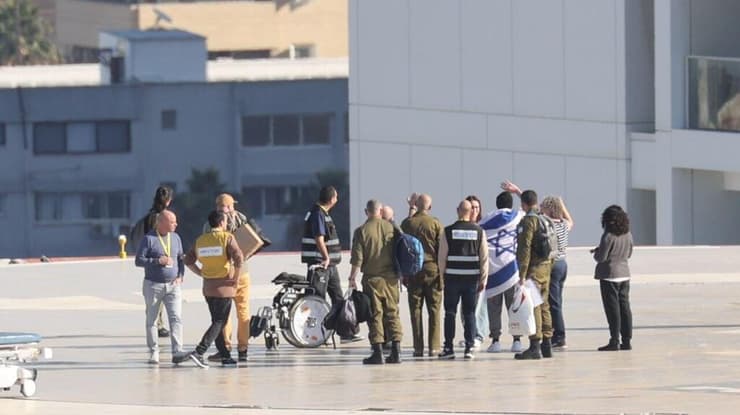 קית' סיגל מגיע לבית החולים איכילוב