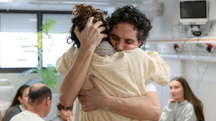 עופר קלדרון פוגש את בת זוגו בבית חולים שיבא