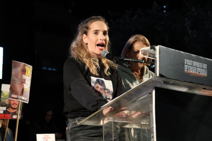 ימית אשכנזי וסימונה שטיינברכר נואמות בעצרת בכיכר החטופים