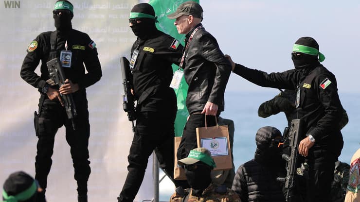 "שקיות המתנות" שקיבל סיגל במופע הציני של חמאס (צילום: REUTERS/Dawoud Abu Alkas) שחרורו של קית' סיגל