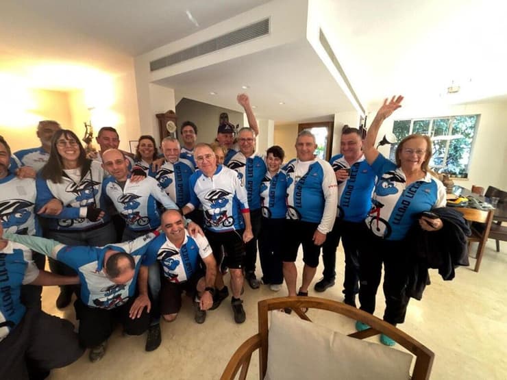 החברים של עופר קלדרון שבאו לקבל את פניו בעת שחרורו