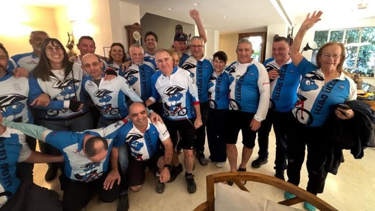 החברים של עופר קלדרון שבאו לקבל את פניו בעת שחרורו