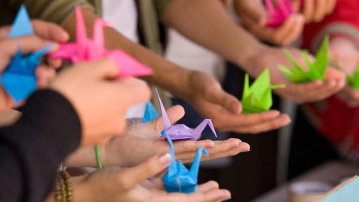 היפנים מאמינים שמי שייקפל אלף עגורי נייר בפחות משנה - יכול יהיה להגשים משאלה   