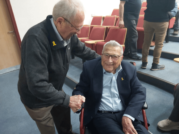 יגאל יחד עם ד"ר משה רשפון, אחד מתלמידיו, מייסד היחידה לפעולות נוער במכון ויצמן למדע ומייסד גן המדע (צילום: יהונתן ברקהיים, מכון דוידסון לחינוך מדיע) יגאל יחד עם ד"ר משה רשפון, אחד מתלמידיו, מייסד היחידה לפעולות נוער במכון ויצמן למדע ומייסד גן המדע